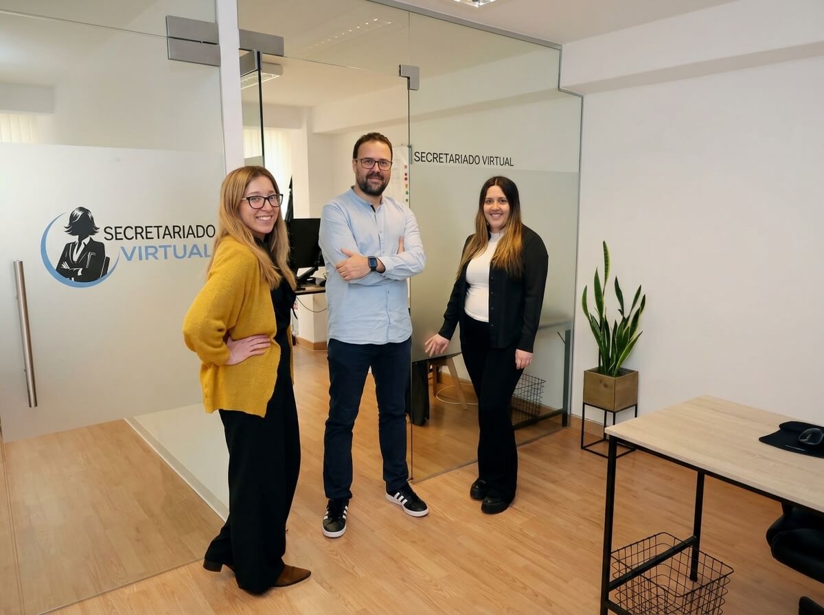 Equipo de secretarias virtuales atendiendo llamadas de clientes en la oficina