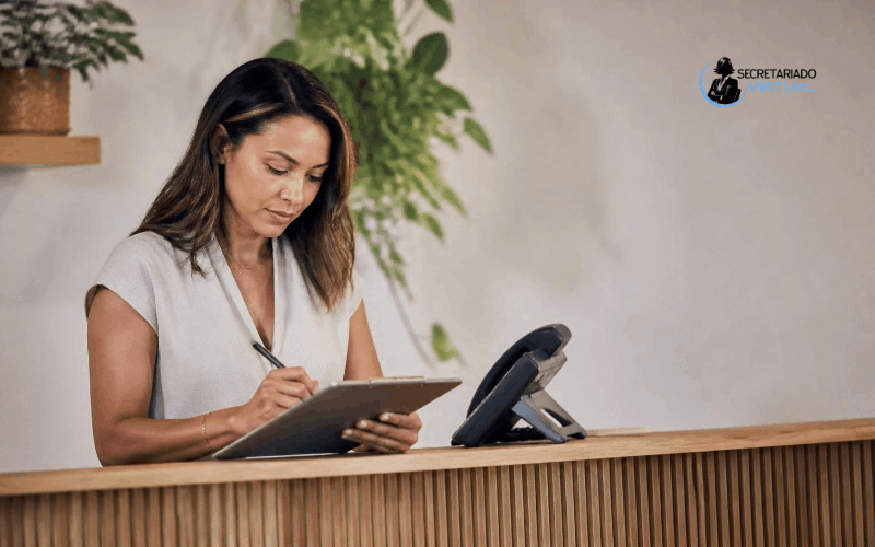 Autonoma revisando lista de comprobacion junto al telefono de su consulta
