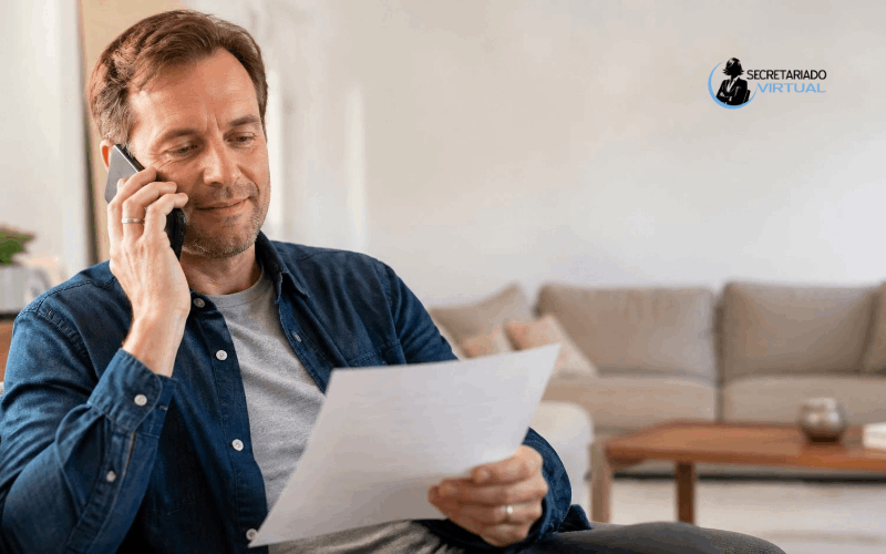 Cliente hablando por telefono con una empresa mientras revisa una factura